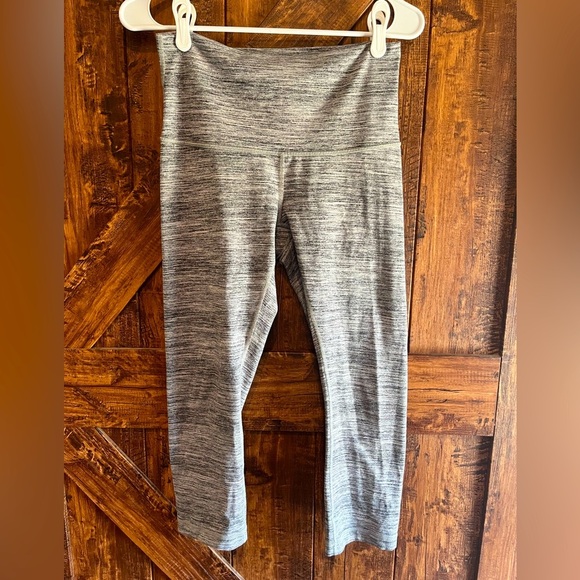 LULULEMON cropped leggings size‎ 8 size tag cut out) - Picture 1 of 2